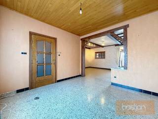 Deze te renoveren woning beschikt over volgende indeling:<br /><br />- Gelijkvloers met inkomhal, leefruimte, ruime keuken, wasplaats, toilet, terras/ tuin en achteraan berging en garage met uitweg<br /><br />- Eerste verdieping met 3 slaapkamers (2 ruime kamers + 1 kleine kamer) en badkamer<br /><br />Er is tevens een vaste trap naar de zolder met mogelijkheid tot extra kamers.