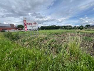 Centraal gelegen bouwgrond voor een open bebouwing met een oppervlakte van 1.235 m², met achteraan agrarisch gebied!Ideaal voor een gezinswoning met...