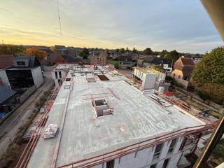 <span><strong>KOM UW APPARTEMENT ONTDEKKEN TIJDENS DE WERFWANDELING VAN ZATERDAG 06 DECEMBER, TUSSEN 10u en 13u!<br /><br />Verkoop met 6% BTW mogelijk, mits voldaan aan de voorwaarden.<br /><br /><span>Vordering van de werken: start van de tweede verdieping.</span></strong><br /><br />Wat je gezinssituatie ook is, in </span><b>De Mousse</b><span> vind je wat je nodig hebt. Van 1-slaapkamer appartement met terras of tuin, tot grotere appartementen en ruime duplexen. Of liever toch een exclusieve penthouse met 3-slaapkamers, 2 badkamers en extra groot terras? Hier is voor ieders wat wils. Elk appartement wordt tot in de puntjes afgewerkt met kwalitatieve materialen. En ook met de orientatie van de terrassen en tuinen werd rekening gehouden, want deze zijn allemaal zuid of zuidwest gericht.<br /><br />Op de locatie waar de appartementen ontwikkeld worden, staat momenteel Meubelzaak Claes. Een zaak die bij vele Desselaars gekend is, net zoals zijn oprichter Jan Claes (1915-1993). Maar what’s in a name? De meeste Desselaars kochten geen meubelen bij Meubelen Claes maar bij Jan van de Mousse. Deze bijnaam had hij te danken aan zijn vader, Karel Claes (1888-1965) toen die nog als loopjongen werkte aan het kanaal Dessel-Kwaadmechelen. Vliegensvlug moest hij boodschappen overbrengen, of beter gezegd “vliegen” tussen 2 locaties. Franstalige directieleden noemden hem daardoor “mouche”. En in het Dessels werd dit al snel “Mousse”, vandaar Jan van de Mousse. Maak dus “vliegensvlug” een afspraak om dit nieuwbouwproject “De Mousse” uitgebreid te bekijken.<br /><br />Energiezuinig? Absoluut! Het volledige project wordt voorzien van zonnepanelen (liefst 4 per unit) en warmtepompen. Hier mag u er gerust van uitgaan dat uw toekomstige woning “bijna-energie-neutraal” zal zijn. En dat is niet enkel goed voor het klimaat maar ook voor uw portefeuille. Hier <b></b>hou je je energiefactuur dus gemakkelijk onder controle. <br /><br /></span>
<p></p>