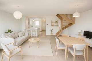 Via de Kursaallaan wandelt u dit modern nieuwbouwproject binnen, gelegen in de winkelstraat van Koksijde.Penthouse uitgevend op zowel de Zeelaan, als...