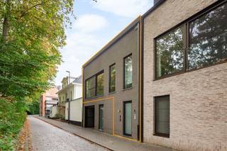 Op een rustige, groene locatie te Lier bevindt zich dit luxueus afgewerkt duplex appartement met 2 slaapkamers en een ruim terras. Het kleinschalige appartementsgebouw bevindt zich naast de Stadsvest. Het bruisende centrum van Lier met zijn cultuuraanbod, winkels, horeca en scholen liggen op wandelafstand. Tevens geniet u van een uitstekende bereikbaarheid vlakbij belangrijke invalswegen.<br /><br />We betreden het charmante duplex appartement op de eerste verdieping via de leefruimte. Deze royale leefruimte kan u inrichten met een aparte zithoek en eetplaats. De open keuken, voorzien van de voornaamste en uiterst kwalitatieve toestellen, werd mooi geïntegreerd. U geniet hier ook van veel lichtinval door de grote raampartijen. Nabij de leefruime en keuken bevindt zich een ruime berging, apart toilet en vestiaire. Het appartement beschikt ook over een ruim terras, aanpalend aan de keuken, waar u in alle rust kan genieten van het mooie weer. Via de trap of de lift komt u op de tweede verdieping van het appartementsgebouw, waar de twee slaapkamers zich bevinden. Bij de grote slaapkamer bevindt zich bovendien een tweede terras.Op deze verdieping bevindt zich ook een apart toilet en een prachtige badkamer uitgerust met lavabo en inloopdouche. U beschikt achteraan het gebouw over een privatieve parkeerplaats. Het appartement is voorzien van airco en voldoende ingemaakte kasten. De gemeenschappelijke kosten bedraagt €100 per maand.<br /><br />Het appartement is onmiddellijk beschikbaar.<br /><br />U dient een bezoekaanvraag in te dienen via het zoekertje op onze website via de knop "vraag bezoek aan".<br /><br />Dit is een uitstekende opportuniteit als u op zoek bent naar een recent en luxueus appartement met ruim terras in Lier. Contacteer ons voor meer informatie via info@boonstravastgoed.be.<br /><br />Bijzonderheden:<br />- EPC: B<br />- Uitstekende locatie<br />- Lift in het appartement
