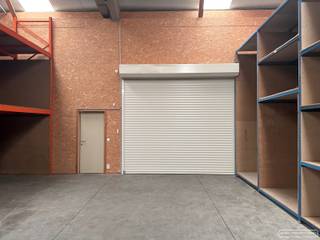 Industriële ruimte te huur in Otegem - 186m²  (15 x 12,3 m)goed geïsoleerd, verwarming aanwezigafmeting poort: 3 x 3,6 m hoogalarmsanitairHuurprijs:...