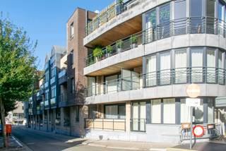VALIMMAS verhuurt in het centrum van Asse dit instapklare en energiezuinig appartement met 2 terrassen....
Gelegen op de eerste verdieping (met lift) in een hedendaags en kleinschalig gebouw, omvattende een inkomhal, een toilet, een living, een terras vooraan, een open ingerichte keuken, een berging/wasplaats, een badkamer met douche, twee slaapkamers en een terras achteraan. Er is teven een kelder en een gemeenschappelijke fietsenstalling ter beschikking.
Rustig gelegen in een éénrichtingsstraat in het volle centrum van Asse, in de directe nabijheid van winkels, scholen, Markt, park Waalborre, …. Bushalte en station op wandelafstand. Parkeerstrook in de straat (parkeerkaart bewoners ± € 30/jaar). Gratis ruime parking "Boekfos" vlakbij. Uitstekende Mobiscore = 9,0/10.
+++++++++++
Bezoekmoment inplannen? Dat kan eenvoudig via onze website www.valimmas.be. Klik vervolgens op de blauwe knop "BEZOEK DIT PAND" bij het pand van je keuze. Let op: afspraken maken kan enkel nog online.
+++++++++++