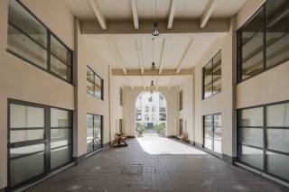 In een historisch gebouw met uitgesproken industrieel karakter aan de Van de Wervestraat, op een boogscheut van Park Spoor Noord en het Antwerpse Eilandje, bevindt zich deze uitzonderlijk ruime en karaktervolle loft. Gelegen in het rustige binnengebied combineert dit unieke eigendom authentieke elementen, royale volumes en een bijzonder flexibele indeling.<br />Via de inkomhal met vestiaire en gastentoilet betreden we de indrukwekkende leefruimte, volledig afgewerkt met parket en gekenmerkt door een aangename plafondhoogte. De ruime industriële keuken is volledig uitgerust met onder meer een stoomoven, hete luchtoven, inductiekookplaat en één gaskookpit, koelkast, diepvries en vaatwasser. Vanuit de leefruimte is er toegang tot twee aangename terrassen, aan de voor- en zijkant van de loft, beide met een gunstige zuidoriëntatie.<br /><br />Een industriële trap leidt naar de mezzanine, waar zich twee ruime slaapkamers bevinden. Aansluitend aan de leefruimte vinden we een praktische was- en technische berging en een royale, centraal gelegen badkamer met groot ligbad, inloopdouche, dubbele lavabo en toilet. De aansluitende inloopdressing met ingemaakte kasten zorgt voor extra comfort en opbergruimte. Vanuit de inkomhal is bovendien een bijkomende slaapkamer bereikbaar, voorzien van dubbele ramen die rechtstreeks toegang geven tot één van de terrassen.<br /><br />Een bijzondere extra troef is het afzonderlijke gedeelte dat via een wenteltrap bereikbaar is. Dit gedeelte beschikt over een eigen leefruimte, (rudimentair) keukenblok, douchekamer met toilet en een ruime kamer op de bovenverdieping kan dit gedeelte perfect functioneren als aparte studio, gastenverblijf, werkruimte of bijkomende slaapvertrekken. Hierdoor leent de loft zich eveneens uitstekend tot co-housing of een combinatie van wonen en werken.<br /><br />Tot slot vormt de ondergrondse autostaanplaats een belangrijke meerwaarde en zorgt deze voor extra comfort op deze centrale Antwerpse locatie. Deze staanplaats is bij aan te kopen.<br />Een unieke loft voor wie op zoek is naar ruimte, industrieel karakter, buitenruimte en tal van indelingsmogelijkheden op een uitstekende locatie nabij Park Spoor Noord en het Eilandje.<br /><br />Interesse in deze unieke loft?<br />Contacteer ons via 03 337 50 70 of info@vbvastgoed.be voor meer info of een bezoek ter plaatse.