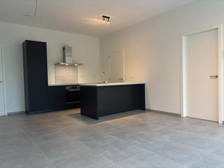 Dit prachtige nieuwbouwappartement te Wilsele combineert modern wooncomfort met een energiezuinig karakter en hoogwaardige afwerking. <br /><br />Het appartement omvat : een inkomhal met gastentoilet, ruime leefruimte met volledig geïnstalleerde open keuken, terras (20m²)  en privatieve tuin (99m²), 1 slaapkamer, een badkamer en berging.  De badkamer beschikt over een inloopdouche, handdoekdroger en lavabomeubel met spiegel. Bovendien kan je beschikken over een privatieve autostaanplaats en een ruime opbergruimte, die in de ondergrondse garage gelegen zijn. Ook kan je gebruik maken van de gemeenschappelijke fietsenstalling in de tuin.<br /><br />Een enorme troef van dit appartement is de vrije hoogte van nagenoeg 3 meter in de leefruimte waardoor er een enorm aangenaam ruimtelijk gevoel ontstaat. Vanuit de leefruimte heb je via een schuifraam toegang tot het brede terras en je eigen privatieve tuin.<br /><br />Het appartement is bijna energieneutraal  en wordt verwarmd doormiddel van <strong>vloerverwarming</strong> met een <strong>warmtepomp</strong>. Er is een ventilatie systeem (type D) aanwezig en daarnaast beschikt het appartement over <strong>zonnepanelen</strong>.  Het toilet en terraskraan zijn aangesloten op regenwater. De EPC score is momenteel nog in aanvraag maar zal een zeer goede A-score omvatten, met <strong>E-PEIL van max 20</strong>, wat resulteert in een comfortabel en energiezuinig woonklimaat. <br /><br />Gelegen nabij het centrum van Wilsele en Wijgmaal, kent dit appartement een uitstekende ligging. Zo woon je vlakbij allerhande winkels en bevindt het openbaar vervoer zich op wandelafstand. Ook de aansluiting met de E314 en de verbinding met Leuven centrum zijn zeer gunstig.<br /><br />Het appartement is onmiddellijk beschikbaar, met een maandelijkse huurprijs van €1100 en een maandelijkse gemeenschappelijke kost van €60.<br /><br />Maak zelf een afspraak via onze online agenda onder 'bezoekmoment kiezen'. Of neem gerust contact met ons op voor verdere informatie of om een bezichtiging te regelen, via telefoon op 016 23 90 81 (elke weekdag bereikbaar tussen 10u en 13u).