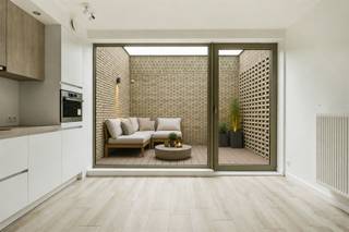 <p><span>Appartement moderne et lumineux avec 2 chambres et terrasse près de Malines</span></p><p><span> </span></p><p><span>Cet appartement élégant est situé au premier étage d'un immeuble moderne et est facilement accessible par les escaliers.</span></p><p><span><br />Il dispose d'un hall d'entrée privatif avec vestiaire et toilette invités.</span></p><p><span>L'espace de vie ouvert comprend un coin salon confortable, une salle à manger et une cuisine, et bénéficie dune belle luminosité grâce aux grandes baies vitrées.</span></p><p><span>Depuis le séjour, vous profitez dune vue agréable sur la terrasse.</span></p><p><span>La cuisine est entièrement équipée avec tout le confort moderne : plaque vitrocéramique, hotte, double évier, lave-vaisselle, four combiné, réfrigérateur et congélateur.</span></p><p><span> </span></p><p><span>Un espace de rangement séparé est également prévu avec raccordements pour machine à laver et sèche-linge.</span></p><p><span> </span></p><p><span>L'appartement dispose de 2 chambres, dont une est séparée du séjour par une élégante porte coulissante et est équipée de la climatisation.</span></p><p><span> </span></p><p><span><br />La salle de bain est équipée d'un double lavabo, dune douche et d'un sèche-serviettes.</span></p><p><span> </span></p><p><span>Grâce à sa situation idéale, vous êtes à distance de marche du Borgersteinpark/Pasbrugbos, des commerces et des transports en commun, avec en outre un accès facile en voiture, à proximité de Malines et du R6 avec connexion à lE19.</span></p><p><span> </span></p><p><span>Les charges communes s'élèvent à €50 par mois.<br />L'appartement est disponible à partir du 1er septembre 2026.</span></p><p><span>Un appartement moderne et pratique avec une disposition fonctionnelle, idéal pour ceux qui recherchent un logement bien situé.</span></p>