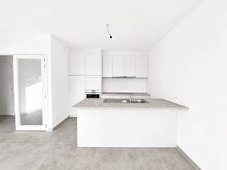 <span><span>Dit prachtige <strong>nieuwbouwappartement </strong>met twee ruime slaapkamers is gelegen vlakbij het centrum van Kortemark. Dit appartement is voorzien van alle moderne comfort en is ideaal voor wie op zoek is naar een eigentijdse en luxueuze woonstek.<br /><br />Bij het betreden van het appartement valt meteen de ruime en lichtrijke <strong>leefruimte </strong>op. De <strong>open keuken</strong> is volledig uitgerust met hoogwaardige toestellen en biedt voldoende ruimte om gezellig te tafelen. Vanuit de leefruimte heb je toegang tot het zonnige <strong>terras</strong>, waar je heerlijk kan genieten van de buitenlucht.<br /><br />De <strong>twee slaapkamers</strong> zijn ruim en bieden voldoende plaats voor een tweepersoonsbed en kasten. De <strong>badkamer </strong>is voorzien van een inloopdouche en dubbele wastafel. Daarnaast beschikt het appartement ook over een <strong>apart toilet</strong> en een berging met aansluiting voor wasmachine en droogkast.<br /><br />De ligging van het appartement is ideaal: vlakbij het <strong>centrum van Kortemark</strong> met winkels, scholen en openbaar vervoer op wandelafstand. Bovendien is er ook een <strong>vlotte verbinding</strong> naar omliggende steden zoals Roeselare, Diksmuide, Torhout en Brugge.<br /><br />Kortom, dit nieuwbouwappartement is de ideale thuisbasis voor wie op zoek is naar een comfortabele en moderne woning in een bruisende omgeving. Maak snel een afspraak voor een bezichtiging en ontdek alle troeven van dit unieke pand!<br /><br />Mogelijkheid tot huren van een staanplaats of afgesloten (enkele of dubbele) garagebox.<br />Beschikbaar vanaf 1 december 2026.<br /><br /><u>Troeven:</u></span></span>
<ul>
	<li><span><span>Nieuwbouw;</span></span></li>
	<li><span><span>Gezellig terras;</span></span></li>
	<li><span><span>Voldoende parkeergelegenheid;</span></span></li>
	<li><span><span>Vlakbij het centrum;</span></span></li>
	<li><span><span>Vlot bereikbaar.</span></span></li>
</ul>
<span><span><u>Huurprijs:</u></span></span>

<ul>
	<li><span><span>Appartement: €795,00/mnd.</span></span></li>
	<li><span><span>Syndic (gemeenschappelijke kosten): €50,00/mnd.</span></span></li>
	<li><span><span>Garage: op aanvraag.</span></span></li>
</ul>
<span><span>EPB in aanvraag.<br /><br />Wenst u de bewoner te worden van dit hippe nieuwbouwappartement? Contacteer ons voor een bezoek!</span></span>