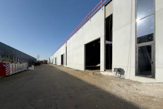 Strategisch gelegen nieuwbouw KMO-unit van 566 m² te huur in Deinze. De unit maakt deel uit van het KMO-park ‘SCHIPDONK’, waar oppervlaktes beschikbaar zijn van 300 m² tot 1.190 m². Verschillende units kunnen eenvoudig gekoppeld worden, waardoor grotere oppervlaktes mogelijk zijn.<br /><br />De site bevindt zich in de industriezone van Deinze en geniet van een vlotte bereikbaarheid, op slechts 6 km van de E17 met een directe verbinding richting Gent en Kortrijk.<br /><br />De bedrijfsruimte beschikt over een vrije hoogte van ca. 6 meter en is toegankelijk via een automatische sectionale poort met afzonderlijke toegangsdeur. Verder is de unit uitgerust met een polybetonvloer, lichtstraat met rookluik en energiezuinige LED-verlichting.<br /><br />De unit is voorzien van elektriciteit, gas, water en internet. Daarnaast zijn er privatieve parkeerplaatsen per unit voorzien en is er voldoende manoeuvreerruimte op de site. Bovendien is er mogelijkheid tot het huren van kantoorruimte.<br /><br />Geschikt voor opslag-, productie- of ambachtelijke activiteiten.<br /><br />Contacteer Henry Van Tornhout voor bijkomende inlichtingen, plannen of een vrijblijvend plaatsbezoek via 0474 13 37 93 of via henry@kmovastgoed.be