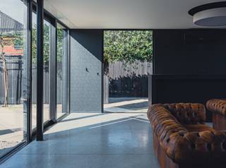 Bent u op zoek naar wonen en werken op één locatie? Hier kan dit. Deze vastgoedtopper bestaat uit een villa met zwembad, magazijn en kantoren – bijzonder veel mogelijkheden en potentieel. Gelegen op een perceel van 2679 m en uitstekende verbinding naar grootwegen (Tielt – Aalter).<br />De woning met een bewoonbaar oppervlak van 329 m2 bestaat op het gelijkvloers uit een inkomhal met apart toilet, ruime (volledig geïnstalleerde) keuken met eetplaats en bureauruimte, woonkamer met modulaire kastenwand en een tweede leefruimte (bar) met uitkijk op het zwembad en terras. Op het eerste verdiep bevindt zich de master-slaapkamer met badkamer (dubbele wastafel, inloopdouche en bad) en dressing, verder 3 slaapkamers en een tweede badkamer (wastafel, douche).<br />Via een royale inkomhal kom je in de handelsruimte. Deze bestaat uit een magazijn (510m2), garage (107m2) en showroom/burelen (+- 250m2) met sanitair en kitchenette.<br /><br />Extra troeven:<br />- EPC 122 kWh/m2jaar (Label B)<br />- Voorzien van 280 m2 zonnepanelen (10.000 WP)<br />- Opsplitsing kadaster voor professionele doeleinden<br />- Ruime parkeergelegenheid<br />- Privé en handel aparte toegang<br />- Volledig omheind met elektrische schuifpoorten<br /><br />Prijs en documenten op aanvraag. <br /><br />Kortom, uniek vastgoed voor wie houdt van ruimte en opzoek is naar woon- en werk. Talloze mogelijkheden! Interesse of een vrijblijvend gesprek? Neem contact op het nummer 0492 10 55 16 of simon@karolienlafaut.be.<br />