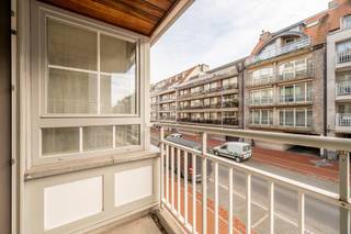 <p><strong>À vendre en exclusivité<br /><br />Appartement 2 chambres idéalement situé, à distance de marche des boutiques, des restaurants et de la plage.</strong></p>
<p>Disposition : hall d’entrée avec vestiaire et toilette invités. Spacieux séjour lumineux avec accès à la terrasse. Cuisine ouverte avec débarras attenant.</p>
<p>À l’arrière se trouvent deux chambres, dont une actuellement aménagée en bureau. Les deux chambres donnent accès à la terrasse arrière et disposent chacune de leur salle de bains ensuite.</p>
<p>Possibilité d’acquérir un emplacement de parking au rez-de-chaussée dans la résidence</p>