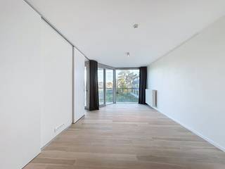 Uiterst rustig gelegen nieuwe assistentiewoning in de gezellige dorpskern van Oostduinkerke. Indeling: inkom met apart toilet, leefruimte met terras, ingerichte keuken, ruime slaapkamer, grote badkamer (o.a. 2de toilet). Zorgaanbod en uitgebreide wellnessfaciliteiten zoals een verwarmd zwembad, sauna, hammam en fitness, aangevuld met gezellige gemeenschappelijke ruimtes. Interessante fiscaliteit. Hier geniet u van comfort, rust en luxe op toplocatie.