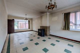 <p><span><strong>In een doodlopende straat op een gunstige locatie nabij het centrum van Herentals bevindt zich deze ruime halfopen woning op een perceel van 440 m². Met een bruikbare vloeroppervlakte van maar liefst 197 m², een garage, kelder en een diepe achtertuin biedt deze woning heel wat mogelijkheden voor wie op zoek is naar een woning die volledig naar eigen smaak kan worden gerenoveerd.</strong><br /><br /><strong>Ligging</strong>: Een rustige woonomgeving met een vlotte bereikbaarheid. Het centrum van Herentals, winkels, scholen, openbaar vervoer en belangrijke verbindingswegen bevinden zich op korte afstand. </span></p>
<p><span><strong>Beschrijving: </strong>Via de inkomhal met karaktervolle houten trap bereiken we de verschillende ruimtes op het gelijkvloers. De woning beschikt hier over een ruime leefruimte met veel natuurlijke lichtinval en een afzonderlijke keuken. Aansluitend bevinden zich de achterliggende ruimtes en de toegang tot de garage. De woning is bovendien gedeeltelijk onderkelderd en biedt hierdoor extra praktische bergruimte.</span></p>
<p><span>Op de verdieping bevinden zich drie </span><strong><span>ruime slaapkamers en een badkamer</span></strong><span>. Daarnaast biedt ook de zolderverdieping met vaste trap bijkomende mogelijkheden. Mits de nodige renovatie en inrichting kan de beschikbare oppervlakte optimaal worden benut en aangepast aan de noden van de nieuwe eigenaar.</span></p>
<p><span>Ook buiten beschikt deze woning over een belangrijke troef. Achter de woning bevindt zich een </span><strong><span>diepe en groene tuin</span></strong><span>, die vandaag eerder natuurlijk is aangelegd maar bijzonder veel mogelijkheden biedt om een aangename en private buitenruimte te creëren. De garage en ruime oprit zorgen bovendien voor voldoende parkeer- en bergruimte.</span></p>
<p><span>De woning dateert uit de jaren '60 en dient grondig gerenoveerd te worden. Hierdoor vormt ze een interessante basis voor kopers die op zoek zijn naar een woning met ruimte en potentieel en de afwerking volledig naar eigen hand willen zetten.</span></p>
<p><strong><span>Bijzonderheden:</span></strong><span> perceel 440 m² – bruikbare vloeroppervlakte volgens EPC 197 m² – halfopen bebouwing – garage – kelder – diepe tuin – EPC </span><strong><span>750 kWh/m²jaar (label F)</span></strong><span> – renovatieverplichting van toepassing – elektrische installatie niet conform – asbestattest: niet-asbestveilig – </span><strong><span>P-score A / G-score A</span></strong><span> – geen voorkooprecht – bodemattest zonder aanwijzingen voor bodemverontreiniging.</span></p>