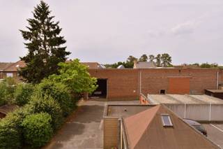 Op een uitstekende commerciële ligging langs een belangrijke invalsweg te Bissegem bevindt zich deze veelzijdige opbrengsteigendom, bestaande uit een ruim kantoor-/handelspand, 4 garages, 8 parkings, 3 appartementen en een magazijn van 295m².<br />Dankzij de centrale ligging, de uitstekende bereikbaarheid en de ruime parkeermogelijkheden vormt dit pand eveneens een aantrekkelijke investering!<br /><br />Indeling als volgt:<br />Het handelsgedeelte beschikt over een afzonderlijke toegang en omvat verschillende bureauruimtes, een vergaderzaal, kitchenette en archiefruimte.<br />Dankzij de aanwezigheid van voornamelijk valse wanden kan de indeling eenvoudig aangepast worden ifv diverse activiteiten.<br />Airconditioning en centrale verwarming op aardgas zorgen hier voor extra comfort.<br /><br />Achteraan bevindt zich een magazijn van ca. 295 m² met twee sectionaalpoorten. <br />Ideaal voor opslag of logistieke activiteiten. 3-fasige stroom aanwezig.<br /><br />Boven de kantoorruimte (aparte inkomhal!) bevinden zich 3 verzorgde appartementen, waarvan 2 appartementen met 1 slaapkamer en een appartement met 2 slaapkamers.<br />Alle appartementen zijn voorzien van grote terrassen en een kwalitatieve afwerking.<br /><br />Buiten beschikt de eigendom over 4 garageboxen, 8 autostaanplaatsen én een gemeenschappelijke fietsenberging.<br /><br />Onze ref. DEV5103<br />Stedenbouwkundige info in aanvraag