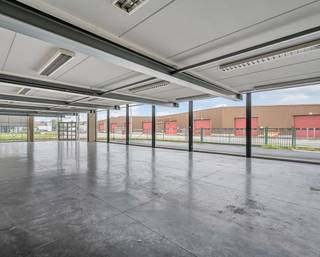 Ruime toonzaal met 3 bureaus, magazijn en sanitaire voorzieningen te huur in Meulebeke.<br /><br />Indeling:<br />Vooraan het pand is er een toonzaal van 245m². Boven de toonzaal bevinden zich drie bureaus met keuken en sanitair.<br />Oppervlaktes bureaus: 25m², 34m² en 60m².<br />Oppervlakte keuken + toilet: 13m².<br />Achter de toonzaal is er nog een magazijn van 425m² met sectionale poort.<br /><br />Algemeen:<br />- Onmiddellijk beschikbaar<br />- EPC - Label D<br />- Keukenboiler van 10 liter aanwezig<br />- CV-ketel, Heteluchtverwarming, Warmtepomp, Stookolie - bouwjaar 1987 en bouwjaar 1996 + airco (warmtepomp, type lucht lucht)<br />- Geen overstromingsgebied<br /><br />Huurprijs: €3600/maand.