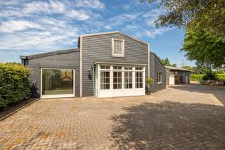 <p>Op zoek naar een veelzijdig bedrijfsgebouw? Deze voormalige schrijnwerkerij biedt een unieke kans voor ondernemers en investeerders. Het pand is gelegen op een royaal perceel van 4.434 m², op korte afstand van het centrum van Beerse. <br />Het geheel bestaat uit een combinatie van toonzaal, kantoren en sanitair verdeeld over twee verdiepingen, met een totale kantooroppervlakte van ca. 250 m². De ruimtes zijn instapklaar en bieden voldoende licht en functionaliteit voor diverse administratieve en commerciële activiteiten.<br />Aansluitend bevindt zich het ruime magazijn/productiegebouw van ca. 1.000 m², perfect voor opslag, productie of ambachtelijke activiteiten. Dankzij de aanwezige hoogspanningscabine is het gebouw klaar voor industriële toepassingen.<br /><br />Troeven:<br />Strategische ligging nabij het centrum van Beerse<br />Totale perceeloppervlakte van 4.434 m²<br />Combinatie van showroom, kantoren en magazijn<br />Kantooroppervlakte ca. 250 m², magazijn ca. 1.000 m²<br />Eigen hoogspanningscabine<br />Vele invulmogelijkheden voor diverse sectoren<br /><br />Wonen en werken combineren? Als extra is er de mogelijkheid tot het aankopen van een aangrenzend bouwperceel voor open bebouwing met een oppervlakte van 877m². <br />Interesse? Verkoop onder de vorm van aandelenoverdracht! Contacteer ons vandaag nog voor meer informatie of een bezichtiging ter plaatse.</p>