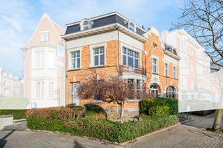 Gelegen op de eerste verdieping van een karaktervol gebouw met een sterke architecturale uitstraling, onderscheidt dit veelzijdige plateau van ca...