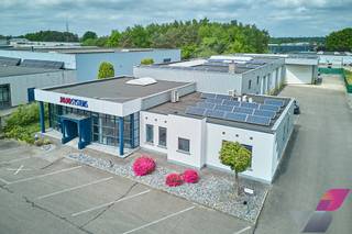 Multifunctioneel gebouw van +/- 1280m² op een uitstekende zichtlocatie. De ligging vlakbij de toegangsweg tot het industrieterrein van Opglabbeek...