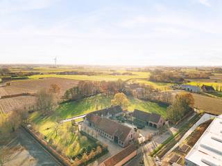 Ruime woning op 18.490 m², beschikt over een nieuwe centrale verwarmingsketel op mazout en biedt tal van mogelijkheden voor wie op zoek is...