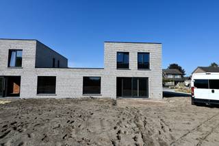 Nieuwbouwwoning HOB met 3 slaapkamers ! <br /><br />Indeling : inkomhal , apart toilet , keuken , ruime berging , woonkamer .<br />Verdiep : 3 slaapkamers , badkamer , apart toilet . <br /><br />Inpandige carport . <br /><br />Woning voorzien van vloerverwarming met warmtepomp , ventilatiesysteem , zonnepanelen , regenwaterrecuperatie . <br /><br />Plannen en lastenboek te downloaden op onze website . <br /><br />