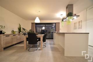 <p><span>Een rustige en ruime woning in het centrum van Poperinge, zo kan je deze topper beschrijven. De woning is gelegen in een zijstraat van de Casselstraat en dus op wandelafstand van de Grote markt, horecagelegenheden en handelszaken. Zowel klein- als groothandel zijn vlakbij te vinden. De straat maakt deel uit van een nieuwe woonwijk, waarbij de woning volledig instapklaar werd gebouwd in 2019.</span></p><p><span> </span></p><p><span>Voorbij de ruime inkomhal vinden we de lichtrijke woonkamer en open keuken. De keuken werd volledig uitgerust met een kookplaat, dampkap, oven, microgolf, frigo met vriesvak en een vaatwasser. Aansluitend is er een keukenberging en wasplaats voorzien. Vanuit de keuken heb je via het schuifraam toegang tot de ruime tuin met terras. Verder vinden we op het gelijkvloers een apart toilet en de ruime garage met sectionale poort. Via de traphal kom je op de grote nachthal die toegang biedt tot vier ruime slaapkamers (456x349 - 452x350 - 356x333 - 348x333), de badkamer en een apart toilet. De badkamer is ingericht met een ligbad, douche en wastafel in meubel.</span></p><p><span> </span></p><p><span>TROEVEN</span></p><p><span>- Zeer veel ruimte</span></p><p><span>- Rustige en open ligging in het centrum</span></p><p><span>- Nieuwbouw: energiezuinig en kwalitatief ingericht</span></p><p><span> </span></p><p><span>Op zoek naar een ruime woning in een zeer rustige buurt? Plan dan snel jouw virtueel begeleid bezoek!</span></p><p><span> </span></p><p><span> </span></p>