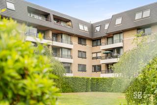 Instapklaar wonen met een groen uitzicht nabij Gent-Sint-Pieters

Bent u op zoek naar een lichtrijk appartement op een toplocatie? Dit instapklare appartement combineert de rust van een groen uitzicht met de dynamiek van de stad. Op wandelafstand van zowel het station Gent-Sint-Pieters als het historische centrum.

De indeling:
Bij binnenkomst wordt u verwelkomd in een ruime inkomhal met gastentoilet. De leefruimte is zeer lichtrijk en voelt ruim dankzij de grote raampartijen en de open keuken. Aansluitend aan de keuken vinden we een functionele berging (met aansluiting voor was/droog). Verder hebben we nog de vernieuwde badkamer met inloopdouche. Met twee volwaardige slaapkamers en een extra kelderberging is er aan ruimte geen gebrek.

Extra troef: Geen parkeerstress in de stad! U heeft de mogelijkheid om een private staanplaats aan te kopen voor €17.000.

Meer informatie of een bezoek? Neem dan gerust contact met ons op!