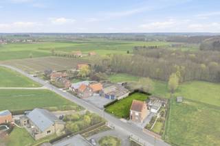 Dit perceel van 731m² is gelegen in een rustige straat nabij het centrum van Aartrijke.Deze bouwgrond combineert zijn goede bereikbaarheid met een...