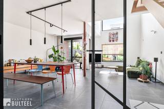 Welkom in deze stijlvolle BEN-woning uit 2022 waar ruimte, licht en hedendaags wooncomfort centraal staan. Zodra u binnenkomt, wordt u verrast door een uitzonderlijke leefruimte met een plafond dat open is tot in de nok. De grote raampartijen en de vide zorgen voor een unieke sfeer en een overvloed aan natuurlijk licht gedurende de hele dag. De open leefruimte vormt het hart van de woning en sluit naadloos aan op de moderne en ingerichte keuken. Bovendien beschikt u op het gelijkvloers nog over een berging en een apart toilet. Op de eerste verdieping zijn er 2 slaapkamers, een badkamer met bad, inloopdouche, dubbele lavabo en toilet en een wasplaats met op maat gemaakte dressing. Op de 2de verdieping is er een 3de grote slaapkamer en een open ruimte met uitzicht dat momenteel als bureauruimte is ingericht. Zuidgericht en zeer fraai aangelegde tuin met groenblijvende leibomen en uitweg achteraan. Twee autostaanplaatsen voor de woning met voorziening om elektrisch te laden. De ramen zijn voorzien van dubbele beglazing. Vloerverwarming via warmtepomp. Elektriciteit is conform en de woning beschikt over 10 zonnepanelen. Gemeenschappelijke fietsenberging. Zeer rustige ligging doch op wandelafstand van het centrum van Waasmunster. Diverse fiets- en wandelroutes in de omgeving. Goede verbinding naar E17. Kortom, een unieke kans voor wie op zoek is naar een moderne en hedendaagse woning met karakter. Boek vandaag nog uw afspraak!