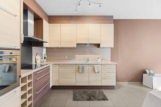 Ontdek dit verzorgde appartement op de eerste verdieping, ideaal gelegen in de Lessensestraat 59 te Geraardsbergen, op een steenworp van het...