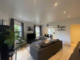 Prachtig appartement op toplocatie in het centrum<br /><br />Volledig vernieuwd appartement op een toplocatie in hartje Antwerpen.<br />Het beschikt over een ruime slaapkamer.<br />Een living met zeer veel lichtinval.<br />Een spiksplinternieuwe open keuken met alle moderne keukenapparatuur.<br />Een zeer ruime badkamer met inloopdouche.<br />Inbouwtoilet<br />Aparte opbergruimte met plaats voor wasmachine en droogkast<br />Zeer centraal gelegen .<br />Alle mogelijke winkels in de directe omgeving.<br />Openbaar vervoer naar alle windstreken voor de deur.<br />Het nieuwe park zuid om de hoek.<br />Wandelen over de vernieuwde kaaien op 100 m…<br /><br />Direct beschikbaar na akte.<br />De verkoop gebeurt rechtstreeks via de notaris<br /><br />IMMO GELIEVE ZICH TE ONTHOUDEN ! dank u.