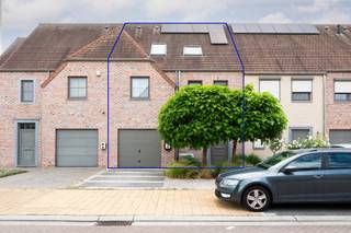 <p><strong>In Lint bevindt zich deze recente (2015), energiezuinige en ruime instapklare woning met 5 slaapkamers en 2 badkamers. De woning beschikt over een garage en oprit, en is gelegen in de gezellige nieuwe verkaveling 'Kriekhof' vlakbij het centrum van Lint, in de nabijheid van belangrijke in- en uitvalswegen, winkels, scholen en het openbaar vervoer.</strong></p>
<p>Op het GELIJKVLOERS betreedt u de woning via de INKOMHAL voorzien van het gastentoilet. Daarna komt u in de ruime en lichtrijke LIVING ca. 40m² op keramische parket met een open KEUKEN ca. 7m² die voorzien is van alle comfort, opbergkasten en kwaliteitstoestellen (NEFF). Vanuit de eethoek heeft u via een groot schuifraam toegang tot het TERRAS ca. 28m² en de Zuid-West gerichte TUIN met een ruim TUINHUIS. Daarnaast is er de GARAGE ca. 19m² met een aansluiting voor een wasmachine en droogkast en extra opbergruimte.</p>
<p>Via de trap bereikt u de 1e VERDIEPING, waar zich de eerste SLAAPKAMER ca. 20m², de tweed SLAAPKAMER ca. 20m² en de derde SLAAPKAMER ca. 10m² bevinden, welke op heden dienst doet als BUREAU. Hier bevindt zich ook de eerste BADKAMER ca. 12m² op keramische parket, die is voorzien van een dubbele wastafel, een grote inloopdouche en een ligbad. Hier. is ook apart een tweede WC aanwezig.</p>
<p>Op de 2e VERDIEPING treft u tot slot de vierde SLAAPKAMER ca. 15m², de vijfde SLAAPKAMER ca. 15m² en een Berging/Technische ruimte aan, evenals de tweede BADKAMER ca. 7m² die voorzien is van een inloopdouche en een wastafel.<br /><br /></p>
<span><strong>BIJZONDERHEDEN: </strong></span><br />* Zuid-West gericht perceel met oprit, garage en extra ruimte voor fiets(en).<br />* Recente en energiezuinige woning (2015), 10 recente zonnepanelen + batterij + laadpaal, EPC A: 38kWh/m², conforme keuring<br />* 5 volwaardige slaapkamers en 2 badkamers<br />* Regenwaterput van 5.000L.