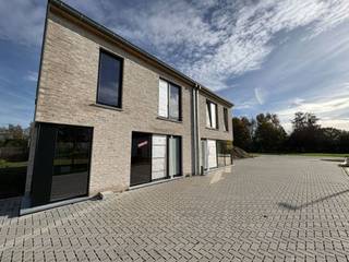 Aan de rand van stad Torhout is een nieuw project van start gegaan met oog op kwalitatief en duurzaam wonen. Het volledige project bestaat uit...