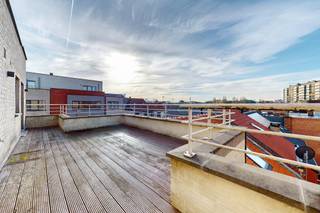 Info en bezichtigingen: maxime.l@weinvest.be | 02 315 77 22<br /><br />Gelegen in een rustige woonwijk van Jette, vlakbij winkels, scholen, openbaar vervoer en groene zones, biedt We Invest u exclusief dit ruime appartement van ±180 m² bruto aan, met mooie volumes, veel lichtinval en een ideale indeling voor een woongroep of een groot gezin. Het appartement is momenteel ingericht als een gedeelde woning met 6 slaapkamers en biedt een uitstekend rendementspotentieel, terwijl het gemakkelijk kan worden omgevormd tot een comfortabele gezinswoning.<br /><br />De woning is als volgt ingedeeld: een gezellige inkomhal, een aparte wasruimte, twee badkamers, een superuitgeruste keuken met gezellige eethoek en 6 slaapkamers, waarvan sommige toegang hebben tot twee kleine balkons. Aan de achterzijde kunt u op een aangenaam terras van 15 m² genieten van de rust, weg van de drukte van de stad.<br /><br />Het appartement ligt op de 3e verdieping van een recent gebouw (2008) in goede staat en is voorzien van PVC-ramen met dubbele beglazing, individuele condensatieverwarming en een EPC C, wat garant staat voor een goed energiecomfort. Het kleine, goed onderhouden mede-eigendom, de binnenparkeerplaats en de talrijke inrichtingsmogelijkheden maken dit appartement tot een veilige investering en een aangename leefomgeving. Elektriciteit niet conform.<br /><br />Bezoek het appartement snel!