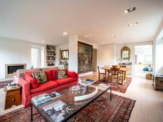 Op een van de meest prestigieuze lanen van Ukkel, prachtig penthouse volledig gerenoveerd in 2016 met een oppervlakte van circa ± 187 m².<br /><br />Deze laatste bestaat uit een inkomhal met garderobe, ruime recepties waaronder een woonkamer met openhaard en een eetkamer die uitkomt op een groot, ideaal georiënteerd (Zuid/ West) terras van ± 40 m², een super ingerichte keuken met Amerikaanse koelkast en wasruimte. Het nachtgedeelte omvat een nachthal met ingebouwde kasten, de hoofdslaapkamer met kleedkamer en en-suite badkamer en toegang tot het terras, een extra slaapkamer met en-suite badkamer suite, mogelijkheid tot derde slaapkamer met douche kamer.<br /><br />Anderen : een dubbele garage in optie (100,000€) en twee kelders.<br /><br />De Sterrenwacht of het Observatorium is een groene en rustige omgeving, in de buurt van kleine winkels en openbaar vervoer en dicht bij verschillende scholen. Dit is een gastvrije familiale buurt.<br /><br />Voor meer informatie kunt u contact opnemen met Grégoire Bryssinck +32 493 51 29 00