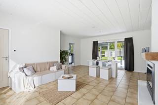 <p>Ontdek deze instapklare gezinswoning met 3 slaapkamers, een ruime zonnige tuin, garage en een uitstekende EPC-score A, gelegen in een mooie wijk in Waasmunster.</p><p>Bij binnenkomst wordt u verwelkomd in een ruime en lichtrijke leefruimte. Dankzij de grote raampartijen en de aansluitende veranda geniet u hier van een aangename lichtinval en een mooi zicht op de tuin. Aansluitend bevindt zich de ruime, geïnstalleerde keuken, een praktische ruimte die mooi aansluit bij het leefgedeelte.</p><p>De woning beschikt over drie volwaardige slaapkamers en biedt daarmee voldoende ruimte voor een gezin. Een absolute troef is de zonnige tuin, een bijzonder aangename plek waar u in alle rust kunt genieten. Daarnaast beschikt de tuin over een praktische tuinberging met extra overkapping. De garage biedt plaats aan uw wagen en zorgt bovendien voor extra bergruimte.</p><p>Ook op technisch en energetisch vlak heeft deze woning heel wat te bieden. Met een uitstekende EPC-score A geniet u van een energiezuinige woning. De installatie van maar liefst 30 zonnepanelen, in combinatie met een thuisbatterij van 10 kWh, draagt bij aan een efficiënt energieverbruik. De woning wordt verwarmd en gekoeld door middel van een lucht-luchtwarmtepomp, wat het hele jaar door bijdraagt aan een aangenaam binnenklimaat. De woning is eveneens uitgerust met een waterontharder.</p><p>Verder is de elektrische installatie conform en is de woning asbestveilig. Kortom, deze woning combineert ruimte, comfort en energiezuinigheid met tal van praktische extra's.</p><p>Interesse? Neem dan snel contact met ons op en plan uw bezoek!</p>