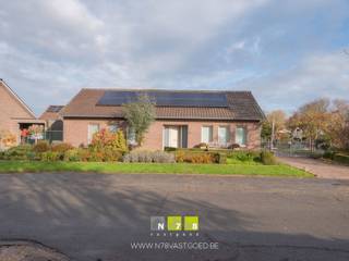 <strong>VRIJSTAANDE WONING MET 5 SLAAPKAMERS EN 2 BADKAMERS OP EEN PERCEEL VAN 11A29CA TE MAASEIK.</strong><br /><br /><strong>TROEVEN</strong><br />- Goede ligging in een doodlopende straat.<br />- Energielabel B. <br />- Elektrische installatie is conform de voorschriften van het AREI.<br />- Airco. <br />- Zonnepanelen.<br />- Bruikbare vloeroppervlakte cfr. EPC: 195m².<br />- 5 Slaapkamers, 2 badkamers.<br />- Ideale levensloopwoning.<br />- Inpandige garage. <br />- Fijne buitenbeleving door de totale grondoppervlakte van 11a29ca.<br /><br /><strong>KELDERVERDIEPING</strong><br />- 4 Kelderruimtes inclusief garage van (40m²) en wasplaats/berging: tegelvloer.<br /><br /><strong>GELIJKVLOERS</strong><br />- Inkomhal ((1,98m x 4,68m) + (1,10m x 4,47m) =14,18m²): tegelvloer.<br />- Woonkamer ((5,00m x 5,04m) + (4,00m x 3,74m) =40,16m²): airco LG, radiatoren, elektrische haard, spotjes, laminaatvloer.<br />- Keuken (4,10m x 3,60m =14,76m²): onder- en bovenkasten, lades, inductiekookplaat, dampkap, microgolfoven, koelkast, vaatwasser, tegelvloer.<br />- Toilet (0,85m x 1,40m =1,19m²): hangtoilet, wasbakje met onderkast, tegelvloer.<br />- Sas (1,40m x 1,72m =2,41m²): tegelvloer.<br />- Slaapkamer 1 (2,90m x 4,84m =14,04m²): vinyl.<br />- Slaapkamer 2 (3,80m x 4,30m =16,34m²): inbouwkasten, airco LG, laminaatvloer.<br />- Berging/wasplaats (3,00m x 3,80m =11,40m²): aansluiting wasmachine en droogkast inbouwkasten, tegelvloer.<br />- Badkamer (2,11m x 3,60m =7,60m²): dubbele lavabo, kolomkast, douche, bad, elektrische verwarming, tegelvloer.<br /><br /><strong>VERDIEPING +01 (76m²)</strong><br />- Overloop: houten vloer.<br />- Slaapkamer 3: houten vloer.<br />- Slaapkamer 4: doorgang naar andere slaapkamer, houten vloer.<br />- Slaapkamer 5: houten vloer.<br />- Badkamer: badkamermeubel met enkele lavabo, onderkast en lades, aparte douche, houten vloer.<br /><br /><strong>EXTERIEUR</strong><br />- Tuinkamer: tegelvloer.<br />- Prieeltje.<br />- Terras.<br />- Vijver.<br />- Grote tuin.<br /><br />Bekijkt u deze advertentie via een aanverwante vastgoedsite, surf dan zeker naar onze website www.N78vastgoed.be voor een uitgebreide beschrijving en foto's. Meer info: +32 (0)89 86 18 88 of info@N78vastgoed.be.