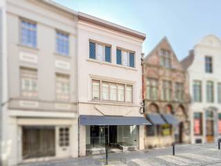 Veelzijdige eigendom met RUIME OPPERVLAKTE, CENTRALE LIGGING en INTERESSANTE UITBREIDINGSMOGELIJKHEDEN in het centrum van Oudenaarde. Dit pand...