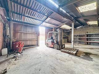 Warehouse for rent in Sint-Baafs-Vijve of approximately 100m², located along the Rijksweg. This warehouse offers the ideal solution for those who...