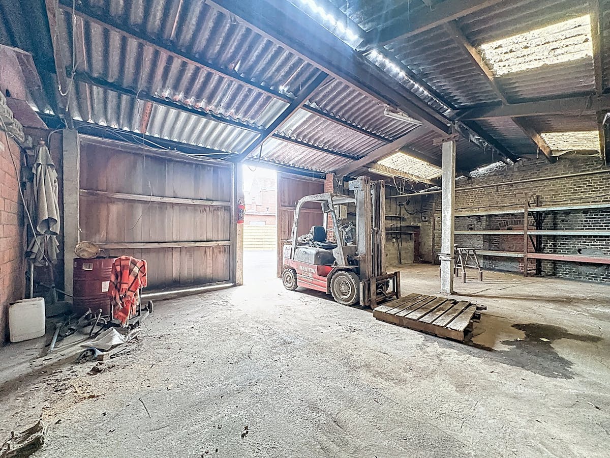 Warehouse of approximately 100 m² for rent in Sint-Baafs-Vijve. - photo 2
