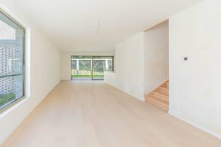 <p>Droom je van een splinternieuwe woning zonder lange wachttijden? Dan is deze volledig afgewerkte en onmiddellijk beschikbare nieuwbouwwoning precies wat je zoekt. Je geniet van alle voordelen van nieuwbouw: energiezuinigheid, hedendaags comfort en een kwalitatieve afwerking, zonder bouwstress.</p><p>De woning ligt in een rustige, autoluwe woonomgeving en biedt een prachtig uitzicht op het omliggende park. Dankzij de grote raampartijen geniet de leefruimte van een overvloed aan natuurlijk licht en een aangenaam groen zicht. De open keuken sluit naadloos aan op de leefruimte en vormt het hart van de woning.</p><p>Met vier volwaardige slaapkamers en twee stijlvolle badkamers is er ruimte in overvloed voor het hele gezin. De hoogwaardige afwerking en energiezuinige technieken zorgen voor een duurzaam wooncomfort en lage energiekosten.</p><p>De ligging combineert rust en bereikbaarheid. Park, wandelpaden, winkels, scholen, openbaar vervoer en belangrijke invalswegen bevinden zich op korte afstand.</p><p>Een ondergrondse autostaanplaats dient afzonderlijk aangekocht te worden, waardoor de bovengrondse omgeving volledig groen, veilig en autoluw blijft.</p><p>Op zoek naar een instapklare nieuwbouwwoning met vier slaapkamers, twee badkamers en een uniek parkzicht? Contacteer ons voor meer informatie of plan een bezoek.</p>