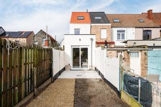 <p>Deze tot in de puntjes gerenoveerde woning is gelegen in een rustige straat. Een van de troeven is de achteringang met garage voor een auto en of fiets(en). Op wandelafstand zijn er verschillende supermarkten, enkele scholen en verbinding met het openbaar vervoer (tram, bus).</p>
<p>Afgelopen jaar werd deze woning professioneel en met smaak gerenoveerd. Dit resulteert in een energiezuinige en instapklare woning.</p>
<p>De indeling is als volgt:</p>
<p>Inkomhal met doorgang naar boven en naar het gelijkvloers dat naar eigen smaak kan worden ingericht. De keuken achteraan kijkt uit op de diepe tuin met achteringang, hier heb je alle ruimte voor tuinieren en gezellig buiten zitten. Achteraan de tuin is er de garage en een parkeerplaats.</p>
<p>Op de eerste verdieping is er 1 slaapkamer, een bureau. en een badkamer met inloopdouche, 2 wastafels en een toilet. Op de 2<sup>de</sup> verdieping zijn er nog 2 slaapkamers.</p>
<p>Beschikbaar bij akte. <br /><br />Contacteer Top Vastgoed voor een bezoek op 0475 700 700.</p>