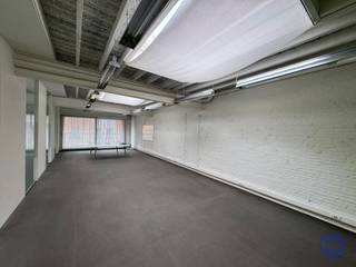 <p><span>Informatie handelspand</span></p><p><span>Deze ruime kantoorruimtes (180 m²) zijn ideaal voor diverse professionele activiteiten en bieden een comfortabele en functionele werkomgeving. Het pand beschikt over twee zeer ruime kantoorruimtes die zich perfect lenen voor administratief werk, teamwerking of creatieve activiteiten. Daarnaast is er een afzonderlijk vergaderlokaal aanwezig, ideaal voor meetings met klanten of intern overleg. Verder is het pand uitgerust met een aparte keuken, een douche en een toilet, wat het comfort voor dagelijks gebruik aanzienlijk verhoogt. Dankzij de praktische indeling kunnen de ruimtes flexibel ingericht worden volgens de noden van uw onderneming. Een extra troef is de uitstekende ligging aan de IJzerlaan in Antwerpen, een belangrijke verkeersas die de noordelijke en oostelijke stadsdelen met elkaar verbindt. Dankzij de vlotte aansluiting op de Antwerpse Ring, de Leien en de Noorderlaan, evenals de nabijheid van openbaar vervoer, geniet dit pand van een zeer goede bereikbaarheid. Op wandelafstand, op slechts twee straten van het pand, is bovendien gratis parkeergelegenheid beschikbaar.</span></p><p><span> </span></p><p><span>Indeling</span></p><ul><li><span>Opdeling van 2 grote kantoorruimten</span></li><li><span>Aparte keuken voorzien.</span></li><li><span>Afzonderlijke vergaderzaal.</span></li><li><span>Sanitair alsook een douche aanwezig.</span></li><li><span>Extra opbergruimte.</span></li></ul><p><span> </span></p><p><span>Extra's</span></p><ul><li><span>Aangename terrasjes vooraan het gebouw.</span></li></ul><p><span> </span></p><p><span>Huurinformatie</span></p><ul><li><span>Huurprijs: basishuur van 1.500 EUR/maand.</span></li><li><span>Beschikbaar: onmiddellijk.</span></li></ul><ul><li><span>Kadastraal inkomen ten laste van de huurder: 1.194,67 EUR/jaar.</span></li><li><span>Provisie van 200 EUR/maand voor verbruik.</span></li><li><span>Waarborg: 6 maanden.</span></li><li><span>Plaatsbeschrijving: 330 EUR excl. btw per partij.</span></li><li><span>Commissie ten laste van de huurder: 15% jaarhuur excl. btw, eenmalig te betalen bij intrede.</span></li></ul><p><span> </span></p><p><span>Gebouw</span></p><ul><li><span>Voorzien van een elektrische poort voor vlotte toegang.</span></li><li><span>Aangename terrasjes vooraan het gebouw, wat zorgt voor extra comfort en buitenruimte bij de kantoren. </span></li></ul><p><span> </span></p><p><span>Ligging</span></p><ul><li><span>Gelegen aan de IJzerlaan, met een uitstekende verbinding tussen de noordelijke en oostelijke stadsdelen van Antwerpen.</span></li><li><span>Vlotte bereikbaarheid via de Antwerpse Ring, de Leien en de Noorderlaan.</span></li><li><span>Gratis parkeer mogelijkheid op wandelafstand, op slechts twee straten van het pand. </span></li></ul><p><span> </span></p><p><span>*De informatie in deze prospect is ter informatieve titel: de kandidaat-huurders moeten hun eigen zaak maken van het verkrijgen, controleren en interpreteren van deze informatie.</span></p><p><span> </span></p>