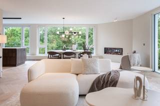 Volledig vernieuwd appartement op een uitzonderlijke ligging aan de Beukenlaan, vlak bij Park Den Brandt en het Nachtegalenpark. Hier woon je rustig en groen, terwijl het Zuid, het centrum en de belangrijkste in- en uitvalswegen vlot bereikbaar blijven.<br /><br />Het appartement werd tot in de details gerenoveerd, met kwaliteit, maatwerk en wooncomfort als rode draad. De royale leefruimte geniet van grote raampartijen en een prachtig groen uitzicht. Eiken visgraatparket, kamerhoge deuren, stalen maatwerkdeuren en een geïntegreerde haard zorgen voor extra karakter. Op mooie dagen wordt het aansluitende terras een natuurlijk verlengde van de leefruimte.<br /><br />De open keuken werd uitgevoerd in notelaar met Dekton werkblad, Miele-toestellen, BORA-kookplaat en Quooker. Een maatwerkzitbank creëert een gezellige ontbijthoek.<br /><br />De master bedroom beschikt over een ensuite badkamer. Ook de twee andere slaapkamers hebben elk hun eigen badkamer, goed voor drie slaapkamers en drie badkamers. Airconditioning, maatwerkkasten en een droge en natte berging maken het comfort compleet.<br /><br />Een grote privatieve kelderberging is inbegrepen en er is mogelijkheid tot aankoop van een garagebox.<br /><br />Een appartement waar materiaalkeuze, ruimte, licht en afwerking samen één bijzonder geheel vormen.<br /><br />Epc: label B, P-score: A, G-score: A, stedenbouwkundige gegevens in aanvraag