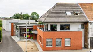Deze eigendom is gelegen in Oostrozebeke, meer bepaald in de Hoogstraat 71-73. Dankzij de centrale ligging en de uitstekende bereikbaarheid vormt dit pand de ideale uitvalsbasis voor ondernemers, zelfstandigen en investeerders en dit op een perceel grond van 1.683 m². <br /><br />DEZE EIGENDOM OMVAT:<br /><br />Een RUIME LOODS (456 m²) toegang via automatische geïsoleerde poort alsook een apart deur. Deze loods heeft een volle hoogte van 5,90 m en is deels ingericht met een tussenverdiep (demonteerbaar). In deze loods is tevens een refter, sanitaire blok (toilet en douche)en een bureel voorzien. <br /><br />Via een aparte inkom in het hoofdgebouw is er toegang tot de SHOWROOM ( 90 m²) uitgerust met een bar waarbij je klanten professioneel kan ontvangen en anderzijds toegang tot de BURELEN (95 m²) uitgerust met keuken & archiefruimte. De aparte inkom is voorzien van een gastentoilet. <br /><br />Voor klanten en personeel beschikt U natuurlijk ook over een RUIME PARKING (300 m²) die afgesloten is met een automatische poort. <br /><br />En tot slot is het DUPLEX-APPARTEMENT (106 m²) met TERRAS (24 m²). U kan het appartement betreden via een aparte inkom met berging (8 m²) met mogelijkheid tot plaatsen wasmachine/droogkast. Via de vaste trap bereik je de hall op de 1ste verdieping. Vanuit deze hall is er toegang tot het gastentoilet en een technische ruimte. Daarnaast komt U binnen in een lichtrijke ruime leefruimte (34 m²) met zithoek en eethoek. Aansluitend is de open keuken (dubbele spoelbak | oven | keramische kookplaat en dampkap) met een aparte berging (tevens aansluiting voor wasmachine). Via een groot schuifraam is er toegang tot het overdekte terras (24 m²). Op het 2de verdiep zijn er twee ruime slaapkamers (19 m² | 12 m²) en een badkamer (douche, lavabo, bad en tweede toilet). Tot slot is er via een vouwtrap toegang tot de geïsoleerde zolder. <br /><br />De combinatie van een functionele kantoorruimte, een representatieve showroom en een ruime loods biedt tal van mogelijkheden voor diverse bedrijfsactiviteiten. Het aanwezige appartement creëert bovendien de unieke kans om wonen en werken op één locatie te combineren of vormt een interessante investeringsopportuniteit. <br /><br />PLUSPUNTEN:<br />* PERCEEL VAN 1.683 m²<br />* COMBINATIE VAN BUREEL, APPARTEMENT, SHOWROOM EN LOODS<br />* CENTRALE EN VLOT BEREIKBARE LIGGING<br />* RUIME PARKEERGELEGENHEID OP EIGEN TERREIN<br />* B-LABEL | ENERGIEVRIENDELIJK EN INSTAPKLAAR