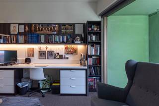 Welkom in deze verzorgde en comfortabele studentenkamer.<br /><br />De kamer is louter voor individueel gebruik en is bemeubeld met een bed, bureau, stoel, boekenrek, kleerkast en lamellen. Daarnaast beschikt de kamer over eigen sanitair met douche en toilet, evenals koud en warm water en een internetaansluiting via netwerkkabel.<br /><br />In het gehuurde goed zijn de volgende (nuts)voorzieningen/diensten aanwezig, dewelke gedeeld moeten worden met de andere bewoners: ingerichte keuken, gezellige living, fietsenbergplaats, tv-aansluiting, centrale verwarming en schoonmaak van de gemeenschappelijke delen.<br />Huurprijs 675€ + 60€ provisie nutsvoorzieningen<br /><br />Enkel voor studenten.<br />Contacteer ons gerust voor meer informatie of een bezoek ter plaatse.