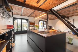 Dit duplexappartement op de tweede en derde verdieping combineert authentieke charme met modern wooncomfort. Het maakt deel uit van een...