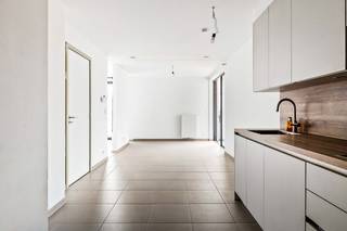 Op een uitstekende locatie in het centrum van Aalst bevindt zich dit energiezuinig appartement met 1 slaapkamer, kelderberging en ondergrondse parkeerplaats in een mooi nieuwbouwproject. U bevindt zich hier op wandelafstand van het centrum met winkels, scholen en het openbaar vervoer. <br /><br />We betreden het appartement via de lichtrijke leefruimte met open keuken - voorzien van de voornaamste toestellen - en plaats voor een gezellige zithoek en eetplaats. De aangrenzende, halfopen slaapkamer biedt toegang tot de badkamer met inloopdouche, lavabo en toilet. Op het goed georiënteerde terras kan u in alle rust en privacy kunt genieten van het mooie weer. U beschikt verder ook nog over een ondergrondse parkeerplaats en een kelderberging.<br /><br />Dit is een uitstekende opportuniteit indien u op zoek bent naar een energiezuinig appartement met 1 slaapkamer in het hart van Aalst. Contacteer ons voor meer informatie op 0475 47 59 76 of neem een kijkje op www.boonstravastgoed.be . <br /><br />Bijzonderheden: <br />- Energiezuinig<br />- Parkeerplaats<br />- Kelderberging<br />