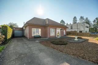 Deze goed onderhouden woning, gelegen aan de Oostmalsesteenweg 97 in Rijkevorsel, biedt een functionele indeling, ideaal voor gezinnen of koppels...