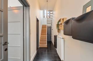 Deze centraal gelegen woning onderging in 2020 een totaalrenovatie! Van nieuwe ramen met driedubbel glas en rolluiken tot en met de keuken,...