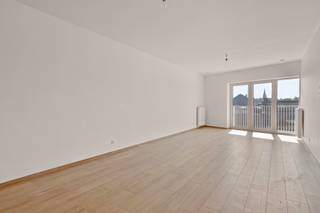 Le projet City Gate est entré dans sa deuxième phase avec un magnifique nouveau bloc d'appartements intemporels de 1, 2 ou 3 chambres, tous avec terrasse et entourés d'agréables jardins paysagers entre les bâtiments et les locaux commerciaux au rez-de-chaussée. Il est situé dans un quartier en plein essor, à deux pas du centre de Machelen, à la frontière avec Bruxelles. Cet emplacement idéal offre de nombreux avantages tels que les transports publics (gare), les commerces et les écoles. Tous les appartements sont isolés acoustiquement. La durabilité et l'efficacité énergétique sont plus importantes que jamais. C'est pourquoi City Gate Machelen propose la production d'eau chaude au moyen d'un chauffe-eau solaire et se conforme également aux dernières réglementations en matière d'énergie. Le projet convient parfaitement comme investissement en raison de son emplacement et de sa finition de haute qualité, mais il est également parfait pour y vivre. Profitez dès maintenant des prix de lancement.