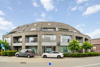 Aangenaam appartement in residentie Den Hazelt met 2 ruime slaapkamers en mooi terras op wandelafstand van alle faciliteiten.<br />Een uitstekende investering, zowel voor eigen bewoning als investering!<br /><br /><strong>INDELING:</strong><br />Inkomhal met gastentoilet.<br />Ruime en lichtrijke living met aansluitend de mooi uitgeruste open keuken met alle toestellen.<br /><br />Badkamer met ligbad, douche &amp; lavabomeubel.<br />Technieken.<br /><br />Op het verdiep:<br />- nachthal<br />- 2 ruime slaapkamers<br />- berging met aansluiting wasmachine<br />- dressing<br /><br />Mooi &amp; ruim terras.<br /><br /><strong>DETAILS:</strong><br />- op wandelafstand van het centrum van Rumbeke<br />- cv op aardgas<br />- dubbele beglazing<br />- op heden verhuurd<br /><br /><strong>CONTACT:</strong><br />Voor meer informatie of een bezoek, contacteer Stijn op 0491 61 42 19 of info@stijndebusschere.be